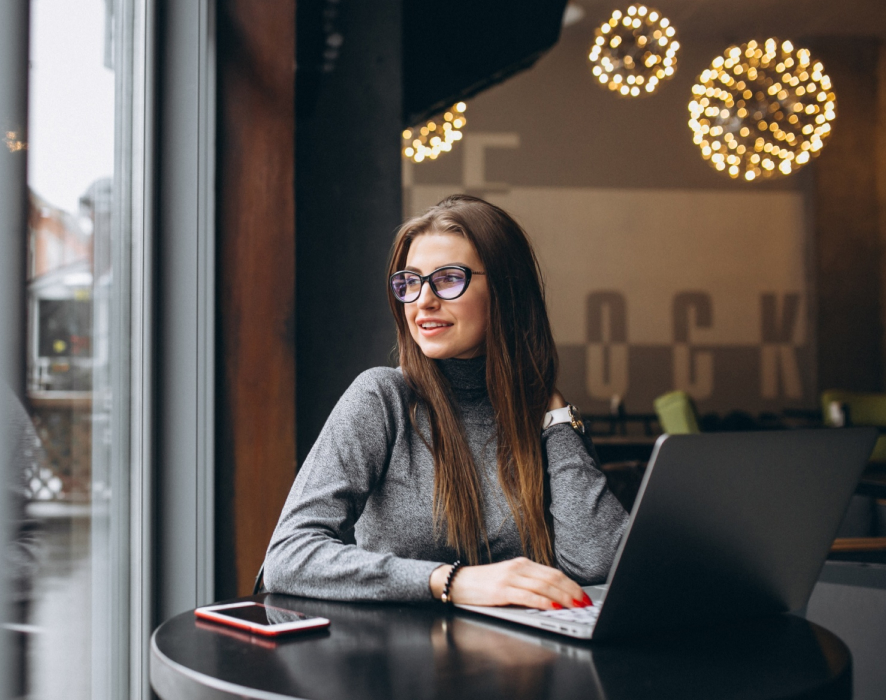 Freelancer olmak isteyen ve freelance iş bulmak için online platformda çalışan profesyonel